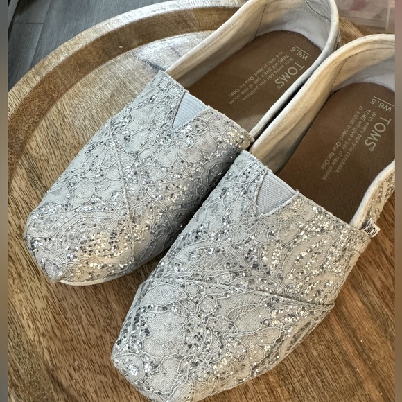 TOMS Silver Lace Glitz Alpargata Flats Like New Sz 6.5 - Picture 2 of 8